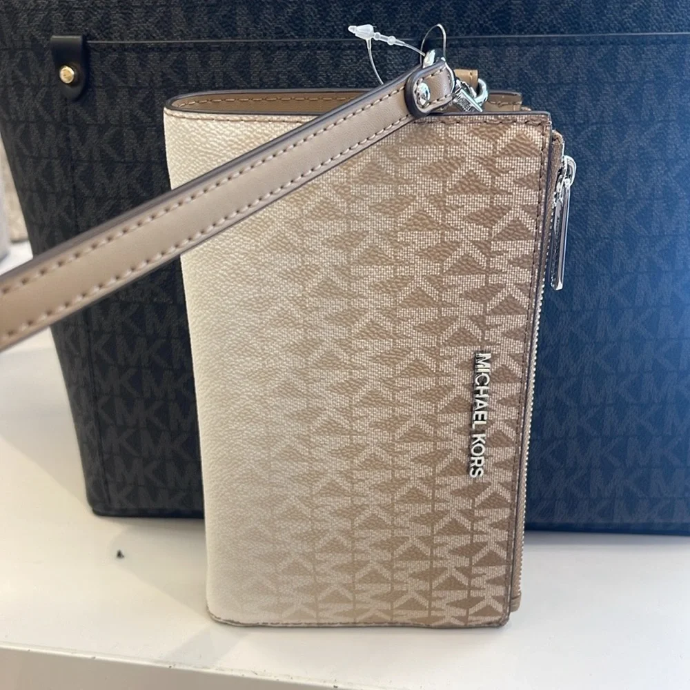 MICHAEL KORS
Jet Set Large Logo Signature Double-Zip Wristlet-Wallet-Phone Case - Picture 3 of 16